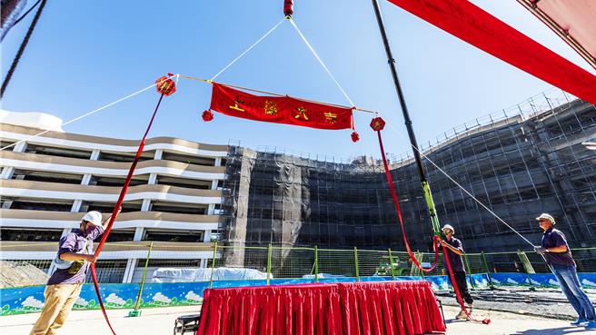 新竹县政府投入11.54亿元兴建的竹北市文兴国中，第2期工程将完成，13日热闹举办上梁典礼。（罗浚滨摄）