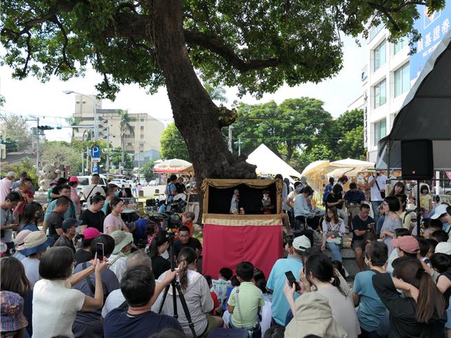 「2024云林国际偶戏节」国际偶戏团演出，13日在虎尾布袋戏馆登场，来自日本、泰国、美国的偶戏团带来充满异国风情的表演，吸引上百名民眾观赏。（张朝欣摄）