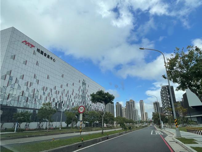 2025台湾灯会明年元宵节起将在桃园青埔登场，以「光聚千塘串桃园」为主题，主灯展区机捷A18站范围8公顷，A19站约17公顷规画「光的游戏场」与串联灯廊。市府观旅局说，目前台湾灯会整体进度4成多，因青埔人口激增将着重交通疏导措施。（吕筱蝉摄）