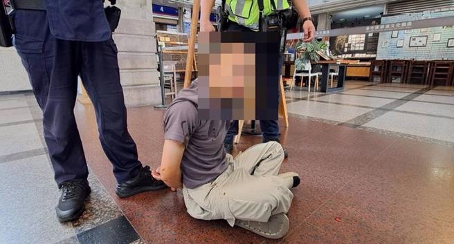 蔣男拒捕出拳襲警，所長蔡明松霸氣以柔道「大外割」壓制逮捕。（警方提供／陳淑芬台中傳真）