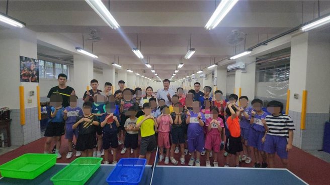 鄧公國小的學生、校長和議員在桌球教室合影。（新北市議員鄭宇恩提供）