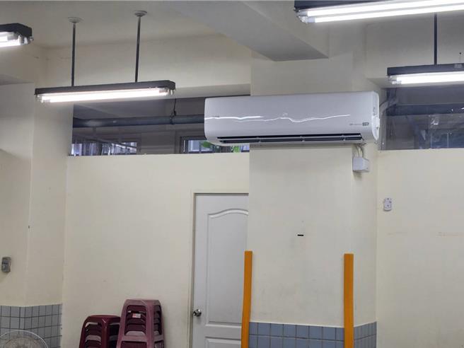 鄧公國小桌球教室的冷氣設備在暑假期間安裝完成。（新北市議員鄭宇恩提供）