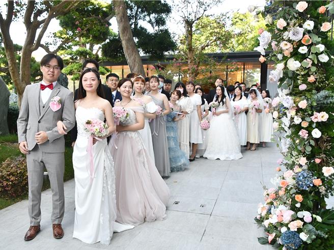 彰化縣聯合婚禮在成美文化園松緣會館登場，共有30對新人參加。（孫英哲攝）