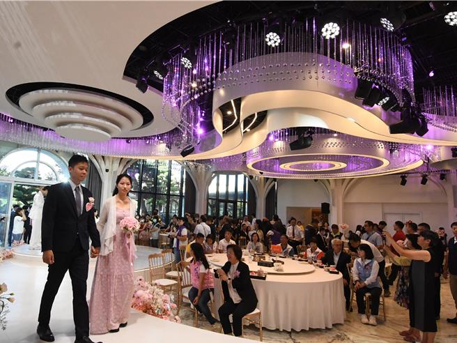 彰化縣聯合婚禮在成美文化園松緣會館登場，共有30對新人參加。（孫英哲攝）