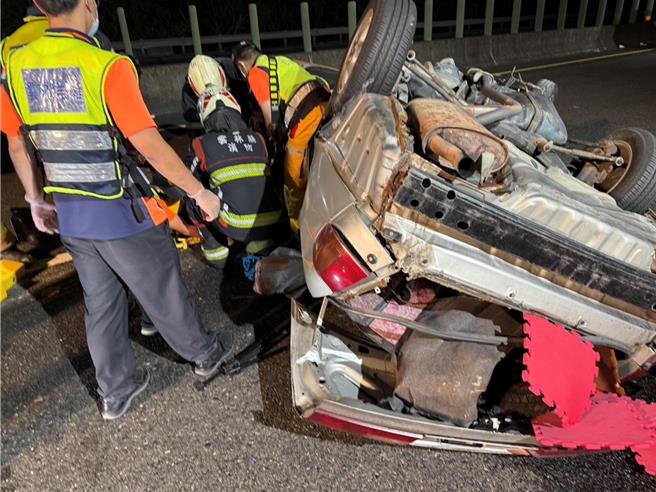国道3号云林段12日晚间发生厢型车与轿车衝撞事故，2人当场死亡，国道警察13日初步调查，轿车撞击内侧护栏后翻覆，厢型车闪避不及撞上轿车酿祸。（国道公路警察局提供／张朝欣云林传真）