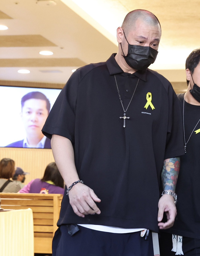 金刚来送汪建民最后一程，眼眶泛红。（图／陈俊吉摄影）