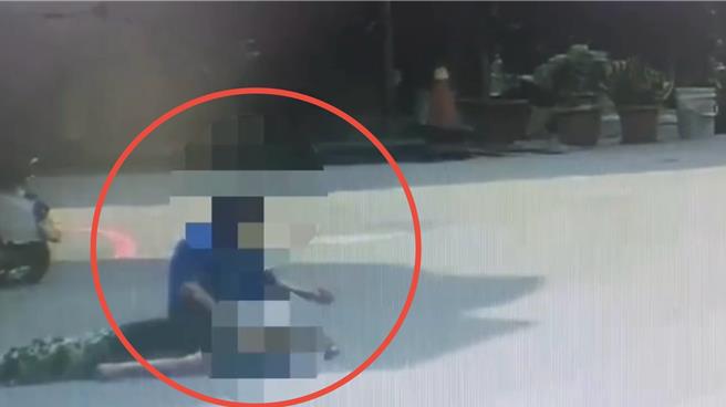 警方調閱監視器，看見2名男子酒後在路邊鬥毆，事後雙方互提告傷害。（翻攝畫面／紀爰高雄傳真）