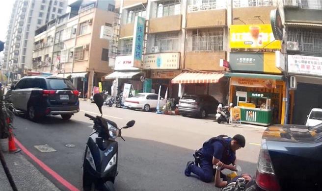 員警抵達現場時，只見只見被打的男子鼻青臉腫，酒也還沒醒，還好送醫無礙。（翻攝畫面／紀爰高雄傳真）