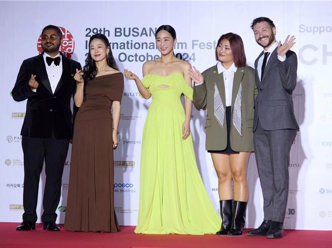 《藍色太陽宮》入選釜山影展亞洲之窗單元，左起聯合製片Nabeer Z. Khan、大陸女演員徐海鵬、吳可熙、製片Sally Sujin Oh及Eli Raskin在閉幕式合影。（圖／CAA提供）