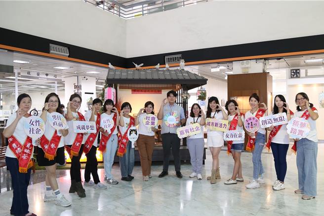 日前有10家女性社会企业到市府建设处工商科办理营业登记，社会处长李思贤特地前往为女性社会企业伙伴加油打气。(嘉义市政府提供／吕妍庭嘉义传真)