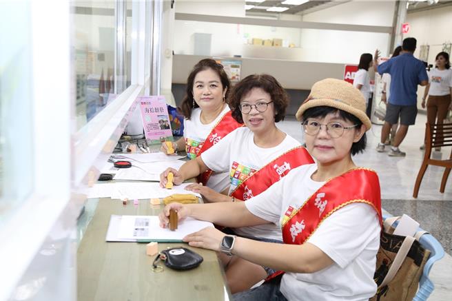 日前有10家女性社会企业到市府建设处工商科办理营业登记。(嘉义市政府提供／吕妍庭嘉义传真)