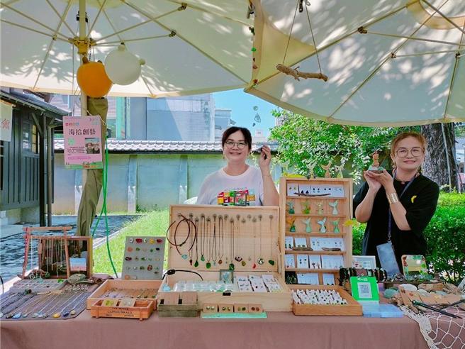双胞胎姐妹徐思妮与徐思雯，在市府团队支持下，在嘉市勇敢创业，让海废玻璃华丽变身。(嘉义市政府提供／吕妍庭嘉义传真)