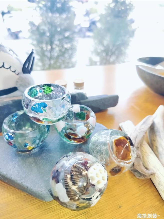 「海拾创艺」让海废玻璃华丽变身。(嘉义市政府提供／吕妍庭嘉义传真)