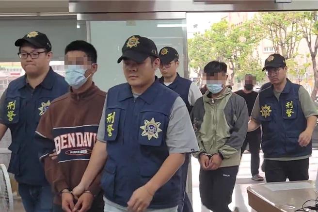 屏東一間酒吧發生陸海空三軍大亂鬥，陸軍333旅林姓上兵（左二）持刀、空軍防砲飛彈指揮部鄞姓士兵（右三）徒手殺死海軍陸戰隊洪姓上兵。（民眾提供／羅琦文屏東傳真）