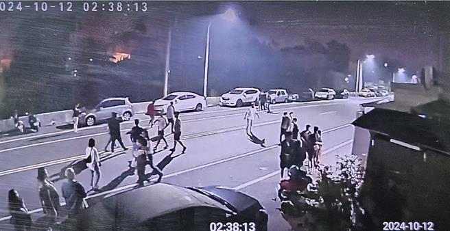 屏東一間酒吧發生陸海空三軍大亂鬥，從店內打到店外。（民眾提供／羅琦文屏東傳真）