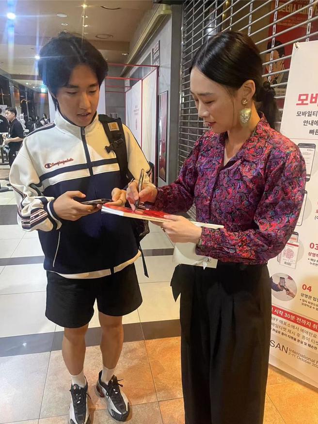 吳可熙出席韓國釜山影展，在路上遇到影迷求簽名。（圖／CAA提供）