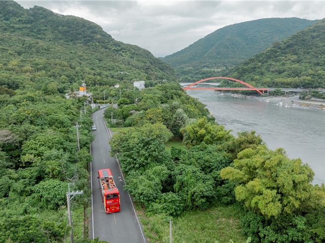 东海岸首发双层巴士，尽览秀姑峦出海口风光。（东管处提供／蔡旻妤台东传真）