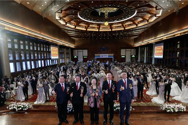 中華電信舉辦員眷集團婚禮，監察院院長陳菊(中)、中華電信董事長簡志誠(右二)、中華電信工會理事長洪秀龍(左二)、中華電信職福會主委鄭文暹(右一)、副主委劉傑祥(左一)與72對新人合影。（中華電提供）