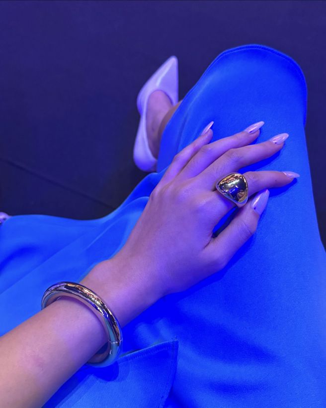 宇珊自爆在典禮上顯丟失婚戒、工作飾品。（圖／翻攝自宇珊IG）