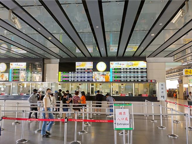 台鐵台中站13日發生女乘客攻擊售票員事件，1名女乘客錯過上午7時發車班次，到售票台要求換票，不滿售票員改換為無座位票，怒持零錢盤攻擊售票員，售票員眉角受傷掛彩，經站方報案，鐵路警察局台中分局員警到場逮捕該女乘客，後續將依傷害罪方向偵辦。（台鐵台中站提供／陳淑芬台中傳真）