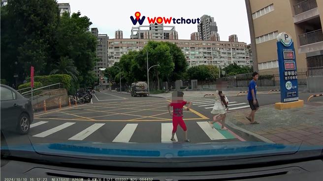 汽車禮讓孩子過馬路，紅衣小男孩走到一半突然停下腳步，面對司機手舞足蹈。（取自WoWtchout地圖型行車影像分享平台Youtoube頻道）