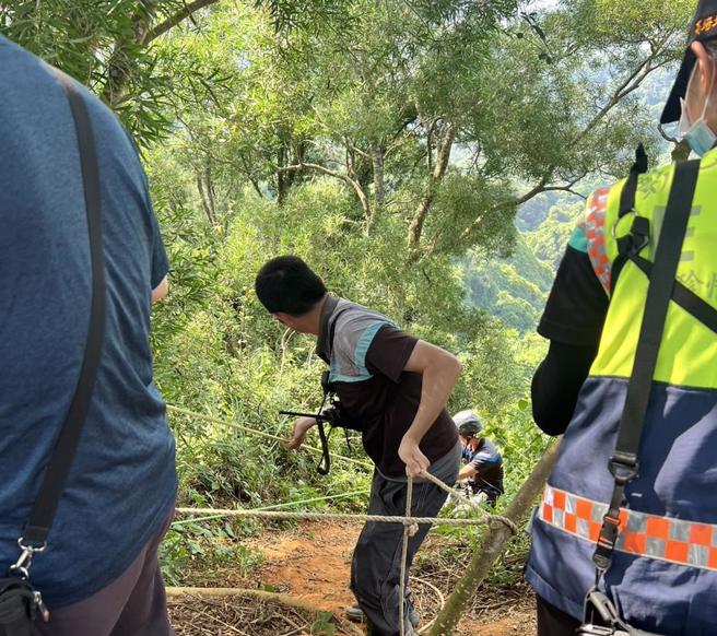 警消获报后赶抵救援。（民眾提供／李京升南投传真）
