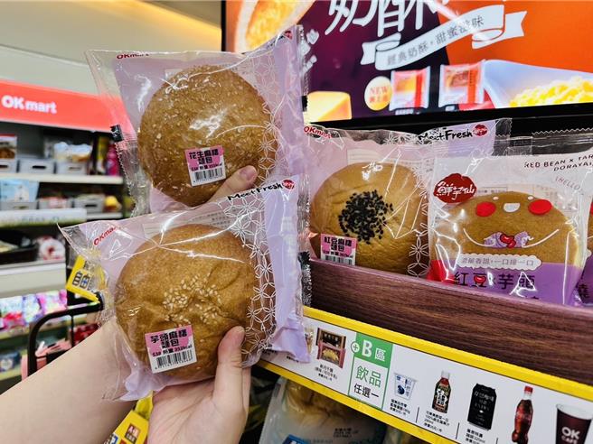 OKmart携鲜芋仙推4款烘焙新品，包括「红豆麻糬麵包」38元等。（OKmart提供／朱世凯台北传真）