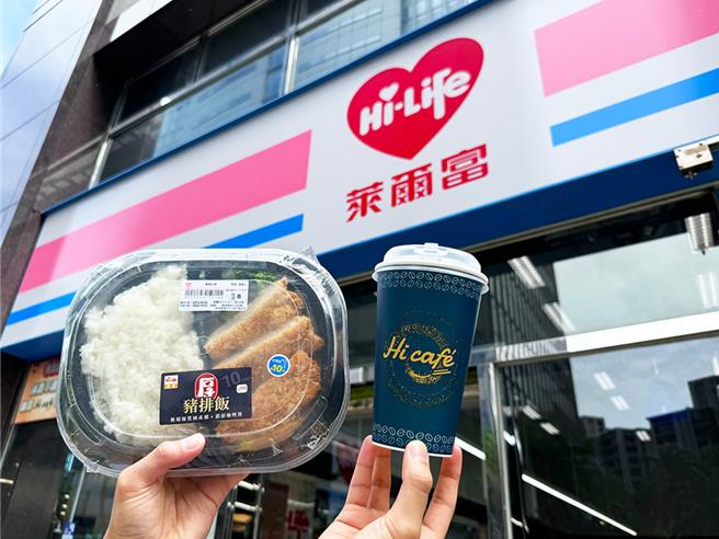 莱尔富10月每周六日指定时段在指定门市推鲜食49元、Hi café大杯系列美式咖啡、拿铁咖啡只要29元。（莱尔富提供／朱世凯台北传真）