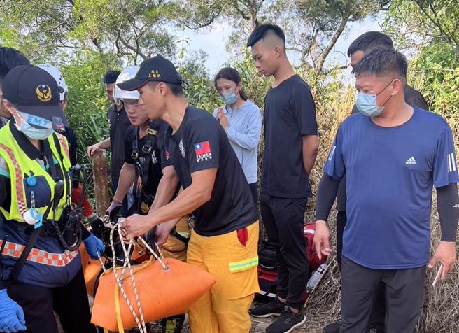 消防人员到场救出刘女。（民眾提供／李京升南投传真）