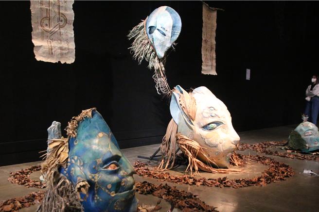 南岛国际美术奖品在台东美术馆展出。（蔡旻妤摄）