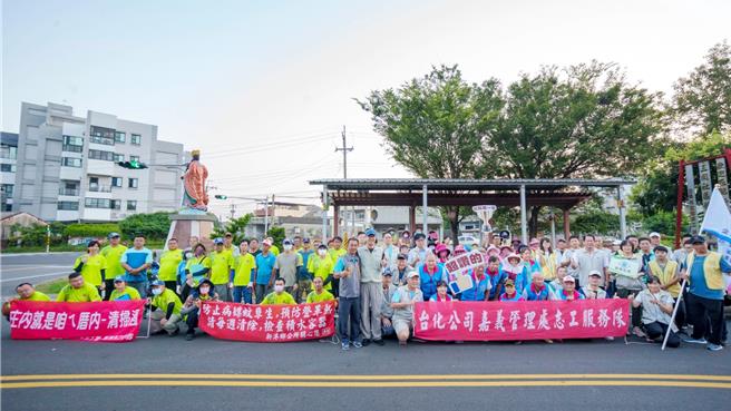 嘉義縣環保局今(13日)結合台化公司新港廠員工和新港鄉三間村民共上百人進行村里大清潔作戰。(嘉義縣政府提供／呂妍庭嘉義傳真)