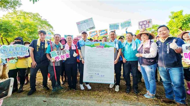 台化公司也藉此機會簽署「三角公園」認養同意書，與地方一同維護環境，做好綠美化。(新港鄉公所提供／呂妍庭嘉義傳真)