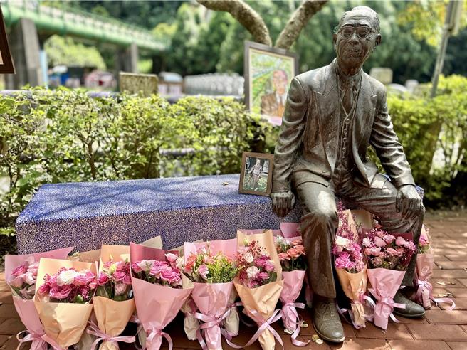 獻花致敬工程師磯田謙雄。（江啟臣國會辦公室提供／李京昇台中傳真）