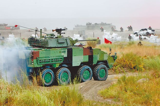 图为去年汉光演习，云豹甲车向海岸边推进。（本报资料照片）