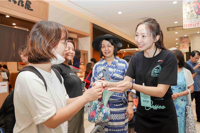 各莊園代表在現場沖煮分數達84分以上日曬、水洗和蜜處理咖啡，吸引多位日本採購商與喜好精品咖啡的消費者聞香試飲。(嘉義縣政府提供／呂妍庭嘉義傳真)