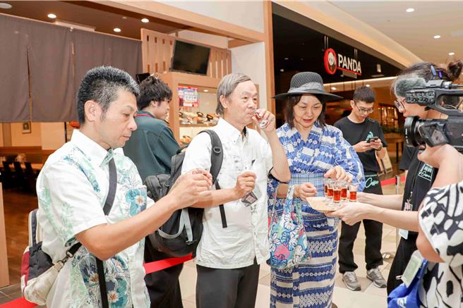 各莊園代表在現場沖煮分數達84分以上日曬、水洗和蜜處理咖啡，吸引多位日本採購商與喜好精品咖啡的消費者聞香試飲。(嘉義縣政府提供／呂妍庭嘉義傳真)