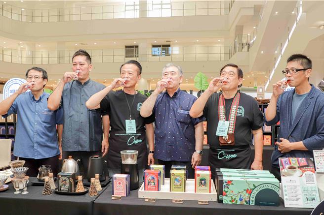 嘉義縣長翁章梁今(13日)率8家五星級咖啡業者前往沖繩知名百貨PARCO CITY設立5日快閃專區。(嘉義縣政府提供／呂妍庭嘉義傳真)