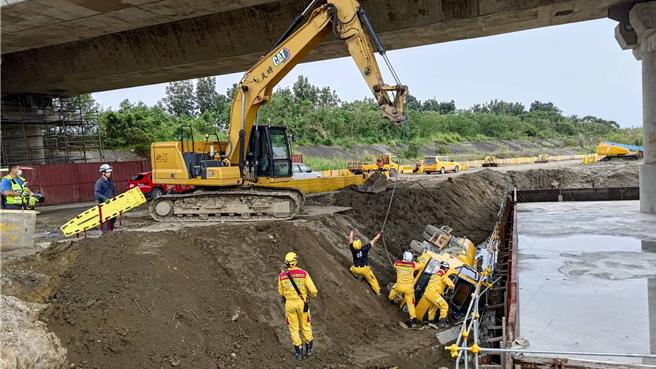 國10里港旗山段進行橋梁耐震補強工程，今天下午發生工安意外。（民眾提供／羅琦文屏東傳真）