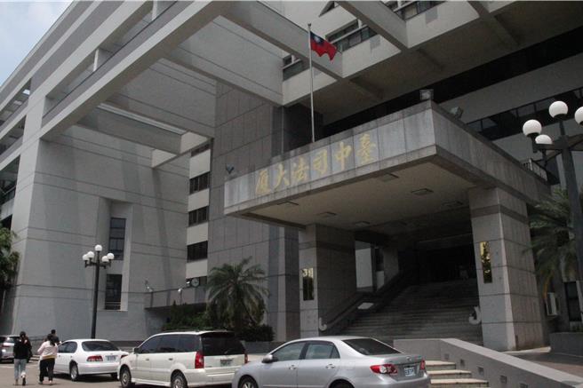 在中市某医学大学任教的林姓牙科医师，外遇萧女还生下一对子女，医师娘2022年5月间惊见所得报税单竟明列扶养私生女姓名，提起侵权损害赔偿诉讼，怒告林及萧侵害配偶权求偿。法官认定，林及萧侵害林妻配偶权情节重大，判决连带赔偿抚慰金90万元。（本报资料照片／陈淑芬台中传真）