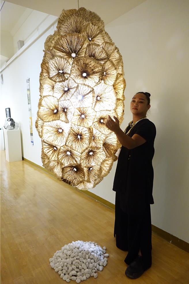 峇岦岚偲．旮札涅蘫以构树皮创作，与自然对话。（罗琦文摄）