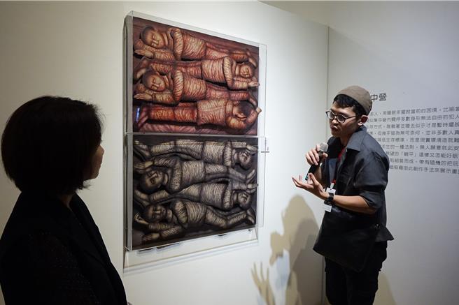 林冠名（右）向屏东县长周春米阐述，以「躺平主义」表现现代人共同的一种生活焦虑，挤压、难以喘息的空间匮乏。（罗琦文摄）