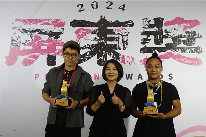 屏东奖颁奖典礼，林冠名（左）与峇岦岚偲．旮札涅蘫（右）分别获得第一类与第二类首奖，屏东县长周春米（中）祝贺得奖者。（罗琦文摄）