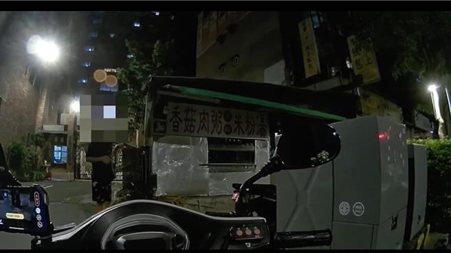 醉漢糾纏埋伏中的員警，要求對他酒測。（警方提供）