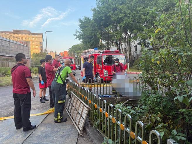 中研院院区内的水沟发现一名老妇人的尸体，警方着手调阅监视器来厘清案情。（翻摄画面）