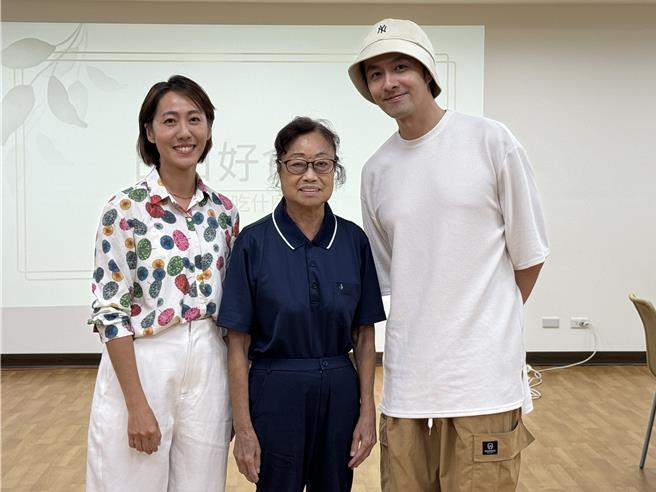 張詩盈詮釋「邵惠美」與張雁名飾演夫妻，跟原型人物相見歡。（大愛電視台提供）