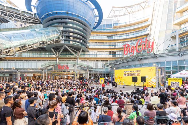 第七届街头艺术节现场气氛热烈，许多顾客一同参与。（远东巨城提供）