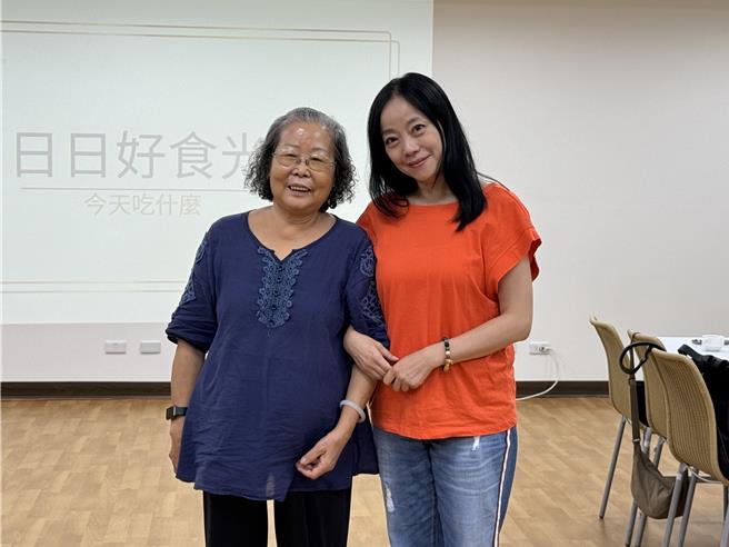 范瑞君在大愛劇《日日好食光》飾演「楊英美」，與原型人物相見歡。（大愛電視台提供）