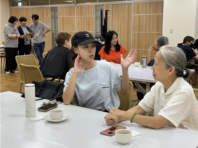 林筳諭飾演「李美玉」跟原型人物相見歡。（大愛電視台提供）