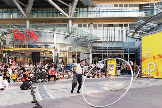 街头艺术节参赛者陈宣丞虽然没有一气呵成完成表演，但不放弃的精神深受观眾喜爱。（远东巨城提供）