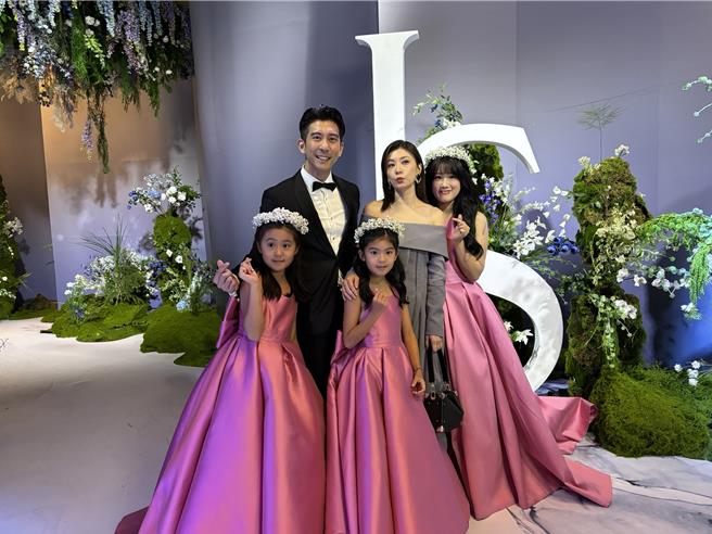 贾静雯一家五口一同出席萧敬腾婚礼。（黄雯犀摄）